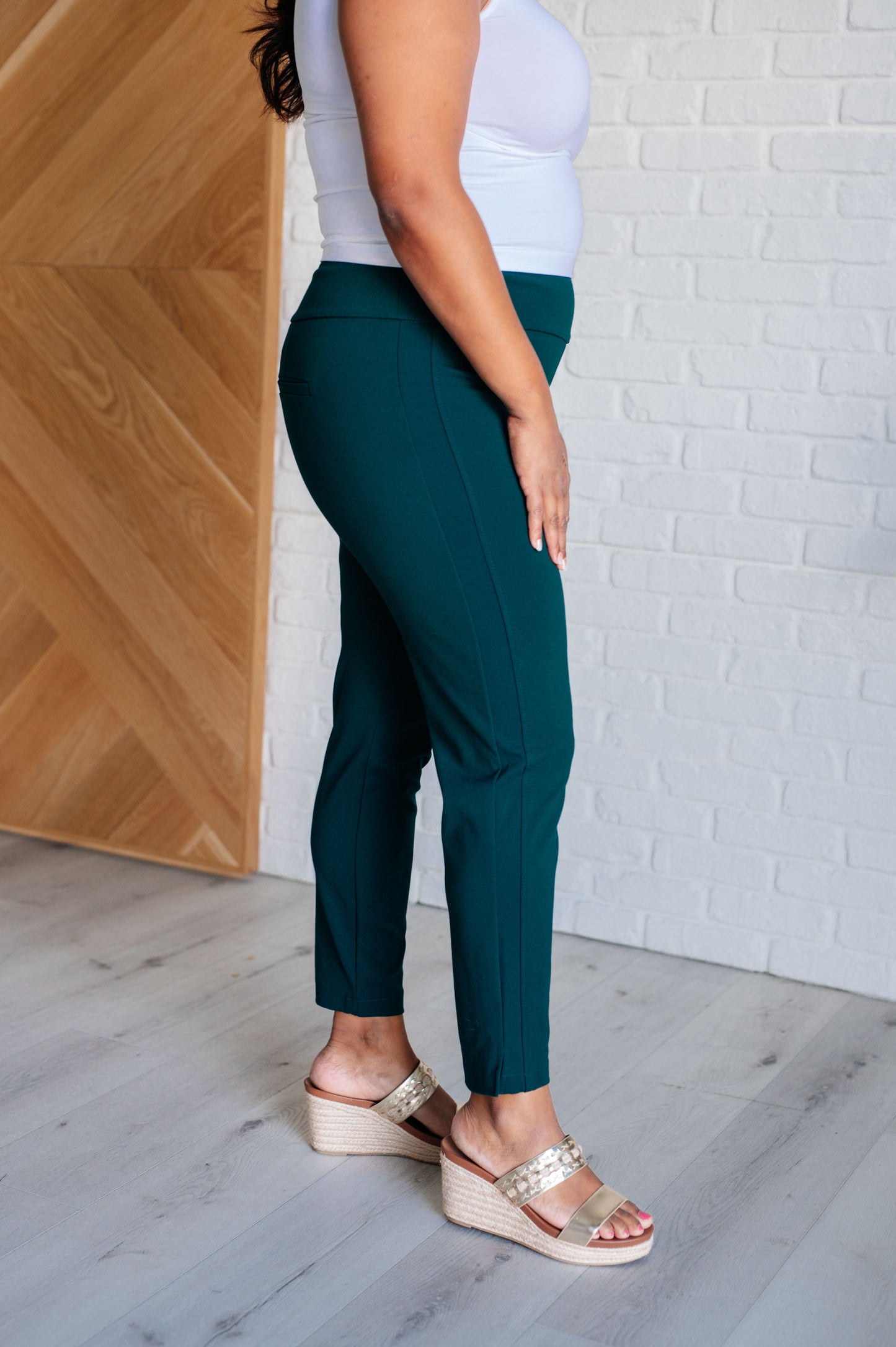 Magic Ankle Crop Skinny Pants in Hunter GreenAchieve effortless style and comfort with our Magic Skinny Pants in Hunter Green! These high rise pants feature a slim fit and ponte knit for a flattering silhouetteAve ShopsLavender Life BoutiqueMagic Ankle Crop Skinny PantsBottoms